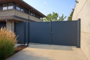 Porte Pivotante en aluminium ALZEBRA BLIND Kopal